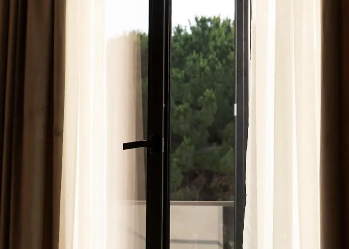 Albatros & Ξενοδοχείο Rrogozhine