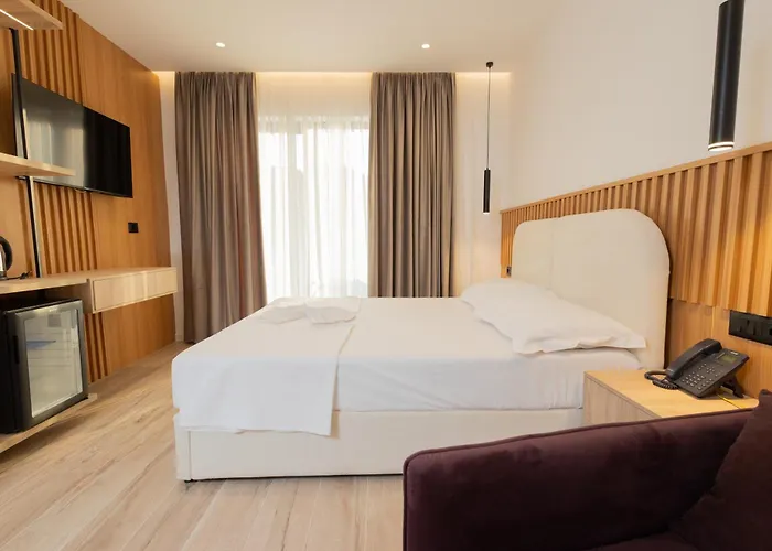 Albatros & Ξενοδοχείο Rrogozhine